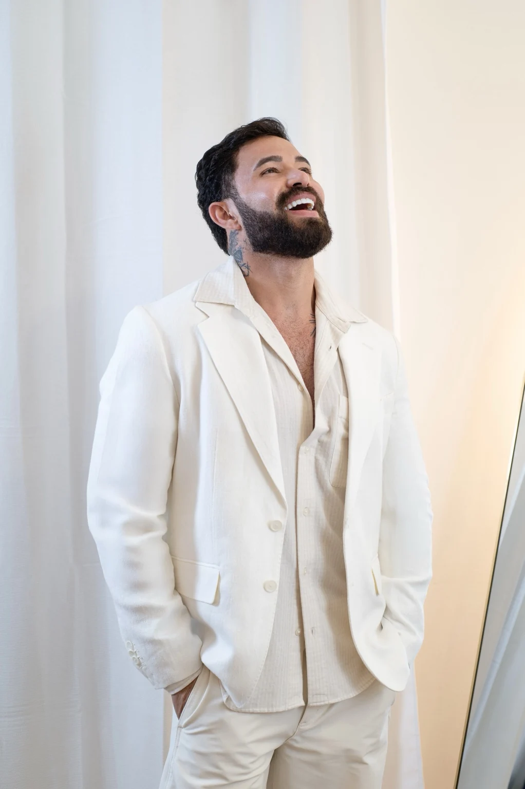 João Vítor sorrindo, com traje claro